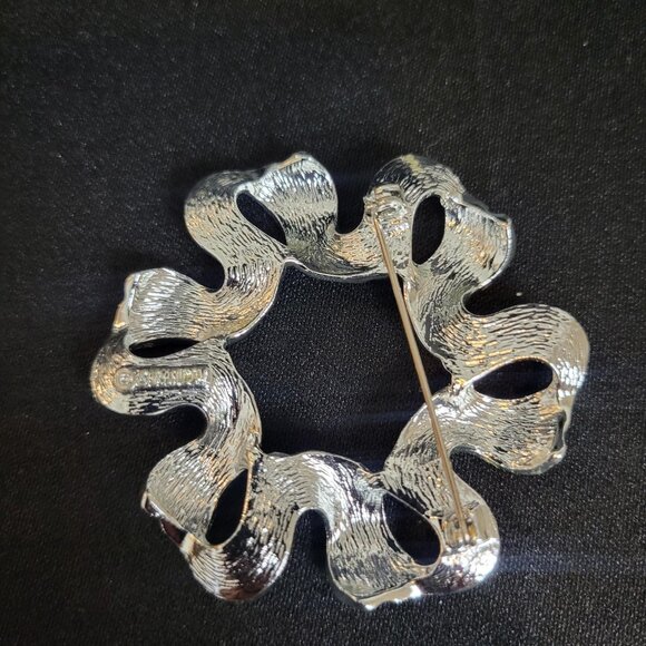 Vintage Sarah Coventry Jewelry 1971 Ribbon Brooch & Earrings Set Silver Tone - Picture 7 of 8